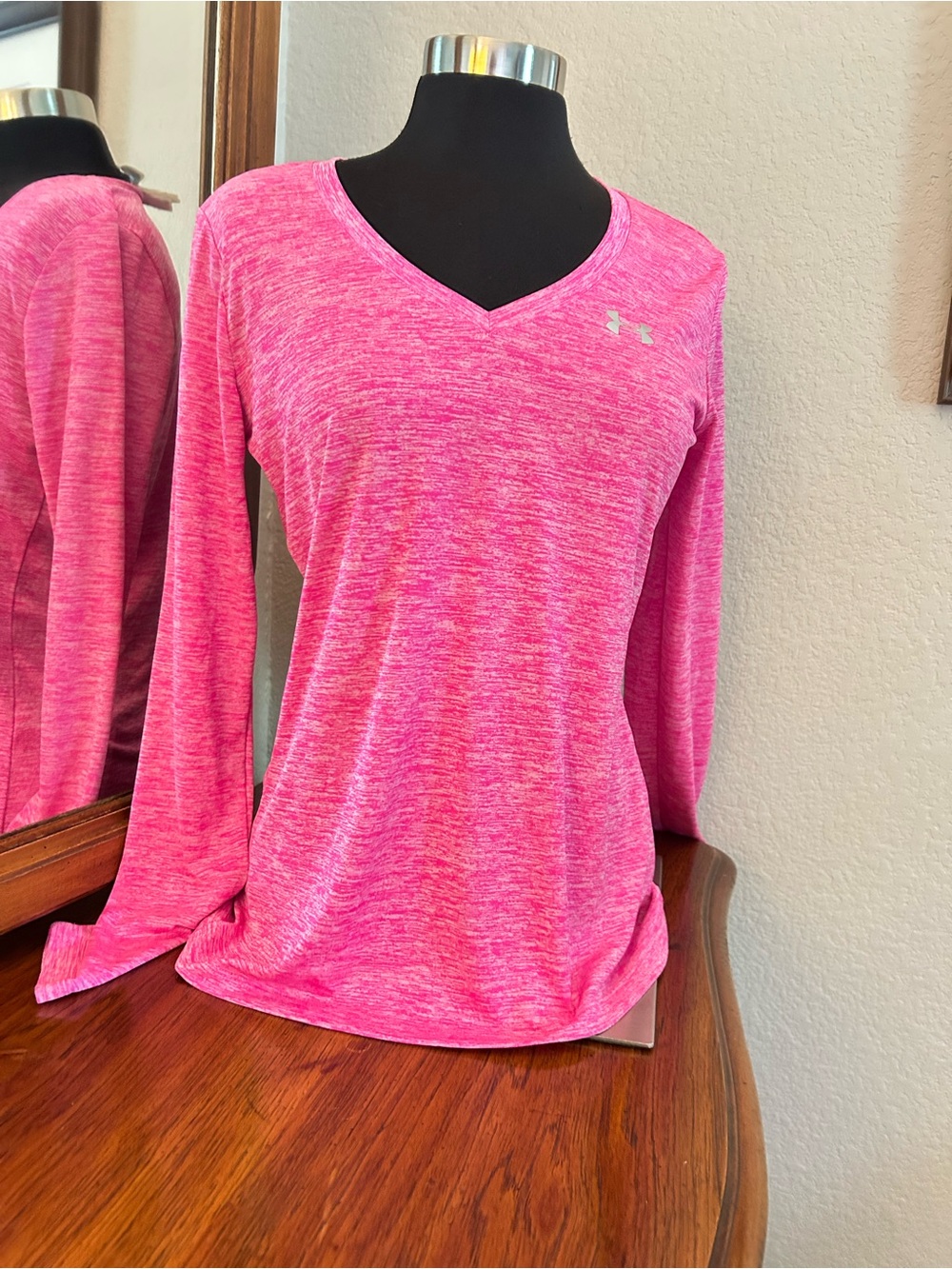 Under Armour Women's Pink Heat Wave Long-Sleeve V-Neck Performance Top. NWTGS